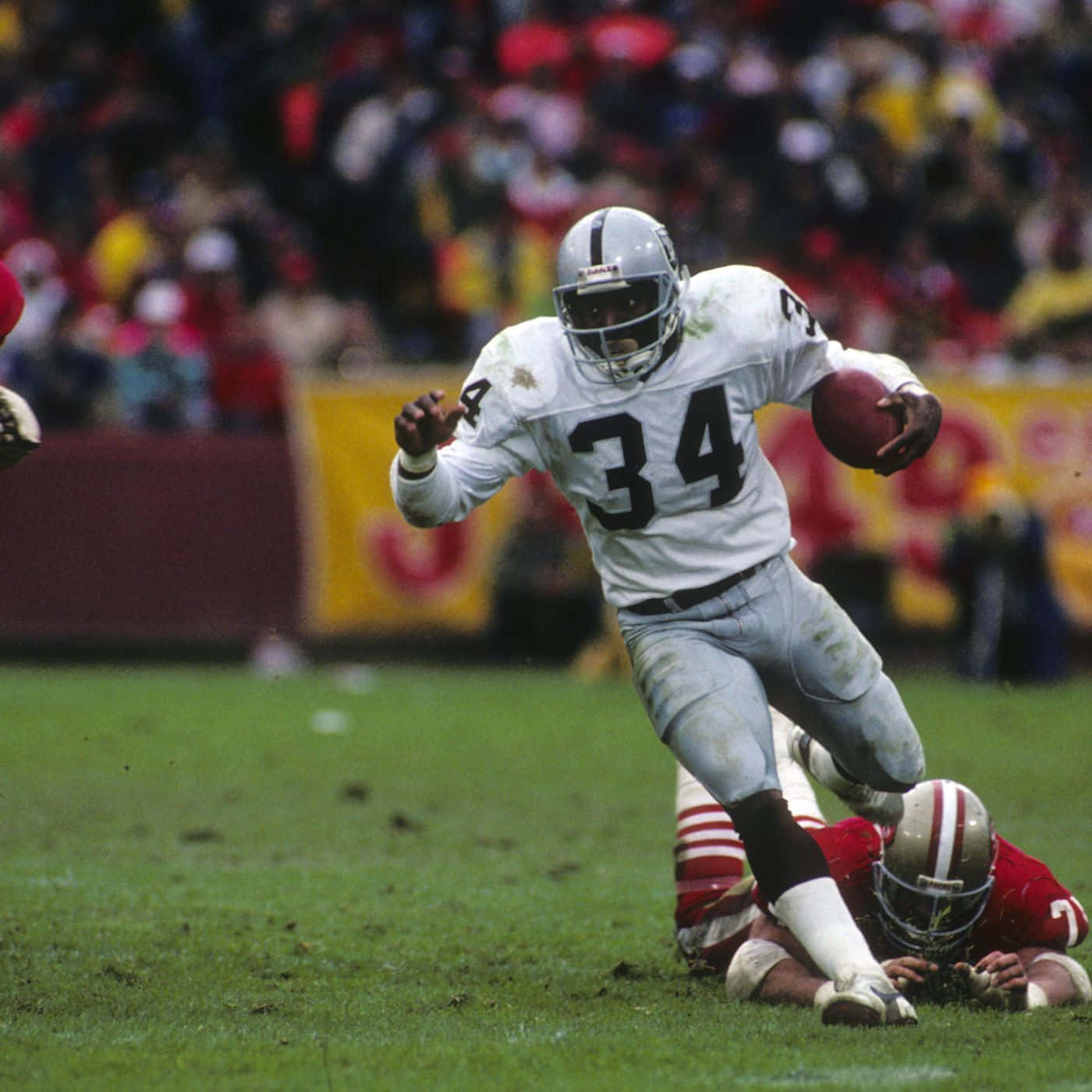 Bo Jackson Avoiding A Tackle Wallpaper