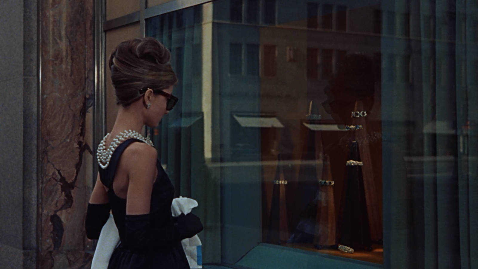 Breakfast At Tiffany's Store Window Wallpaper