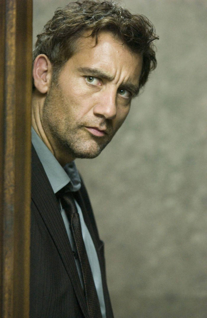 British Actor Clive Owen Gazing Eloquently Wallpaper