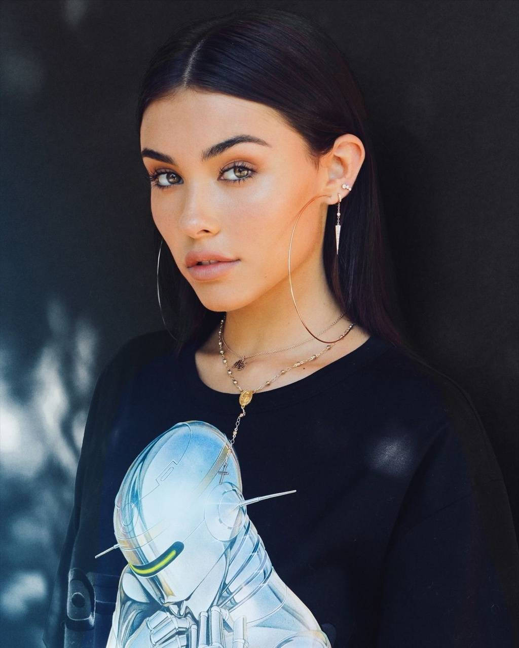 Brunette American Singer Madison Beer Wallpaper