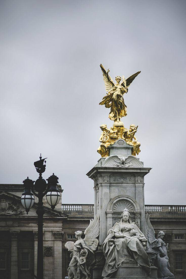 Buckingham Palace Sculpture Phone Wallpaper