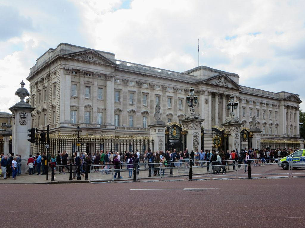 Buckingham Palace Tourists Wallpaper