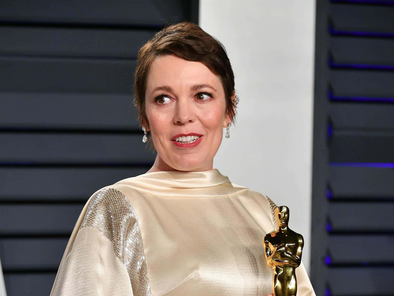 Caption: Award-winning Actress Olivia Colman In An Elegant Gown. Wallpaper