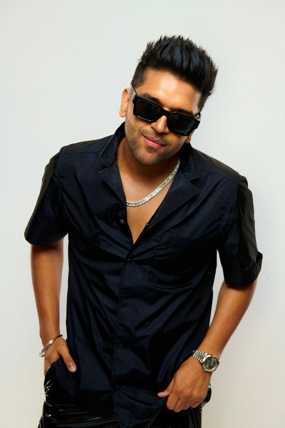 Caption: Guru Randhawa Showcasing A Cool Pose In Fashionable Attire. Wallpaper