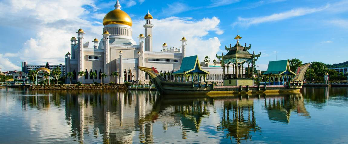 Caption: Stunning Panorama Of Sultan Omar Ali Saifuddin Mosque, Brunei Wallpaper