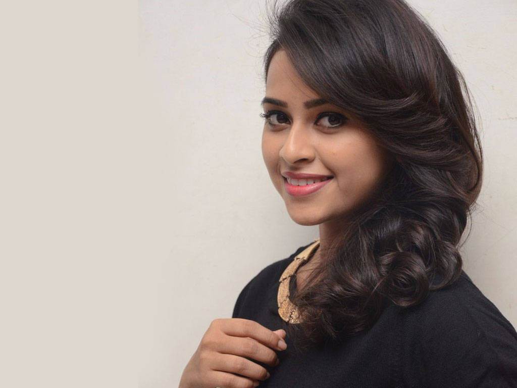 Captivating Portrait Of Sri Divya Wallpaper