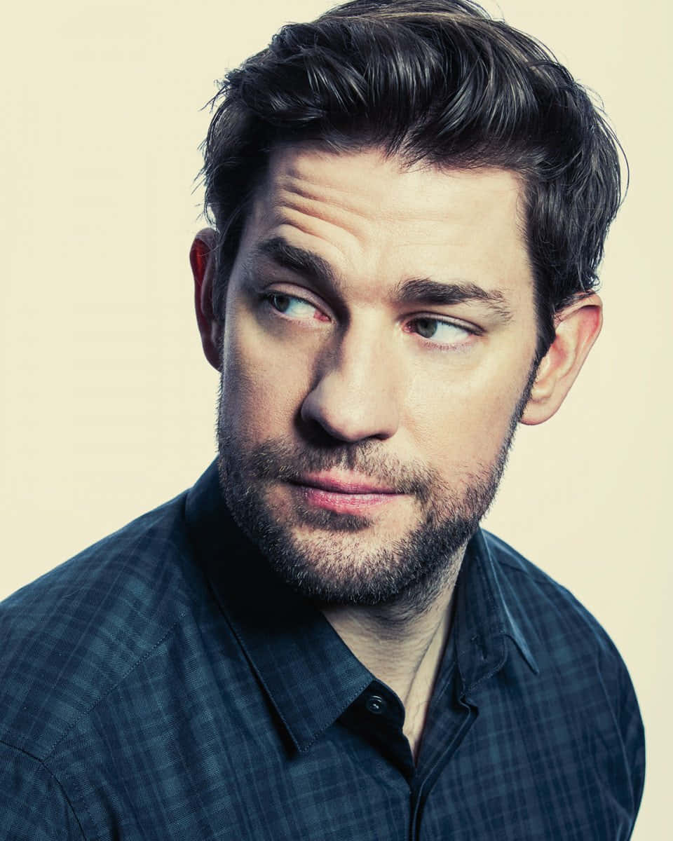 Captivating Portrait Shot Of Hollywood Actor John Krasinski Wallpaper