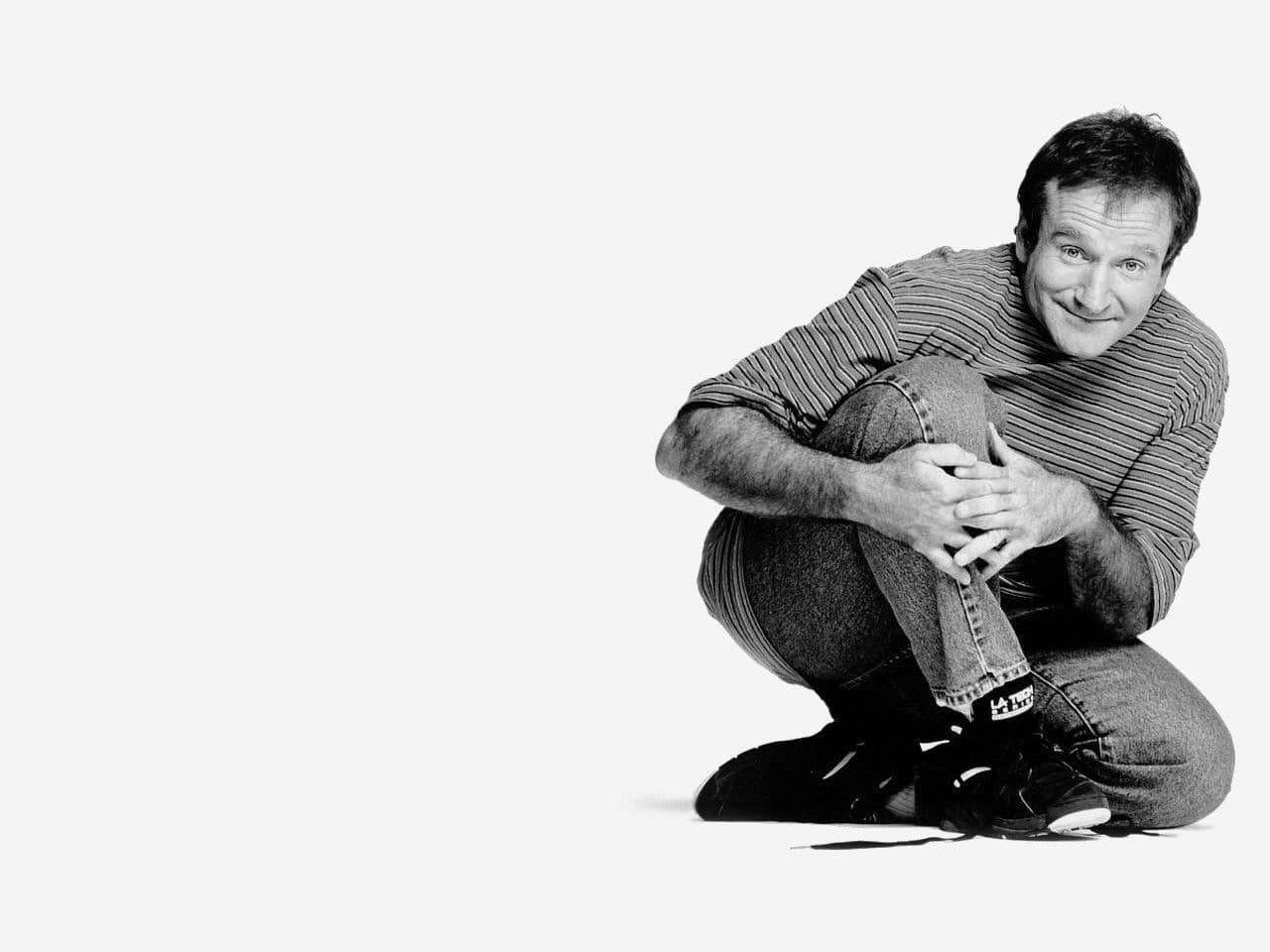 Captured Moments: Robin Williams In A Laid-back Pose. Wallpaper