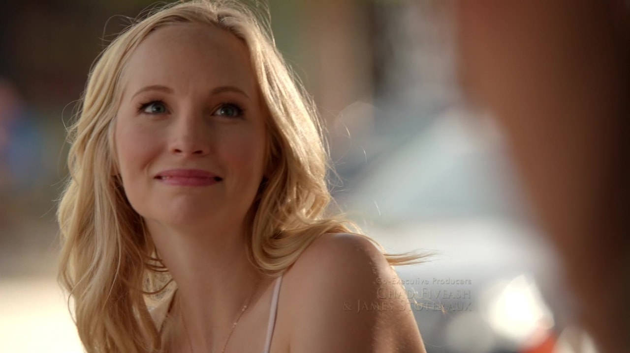 Caroline Forbes Sweet Look Wallpaper