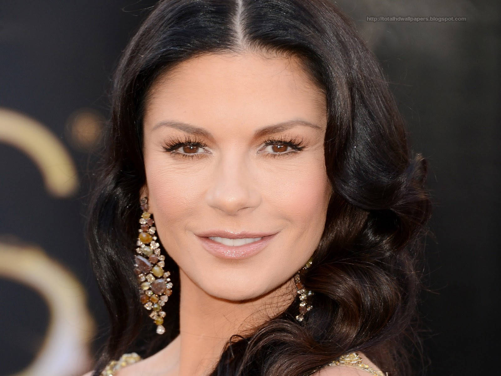 Catherine Zeta-jones Vintage Earrings Wallpaper