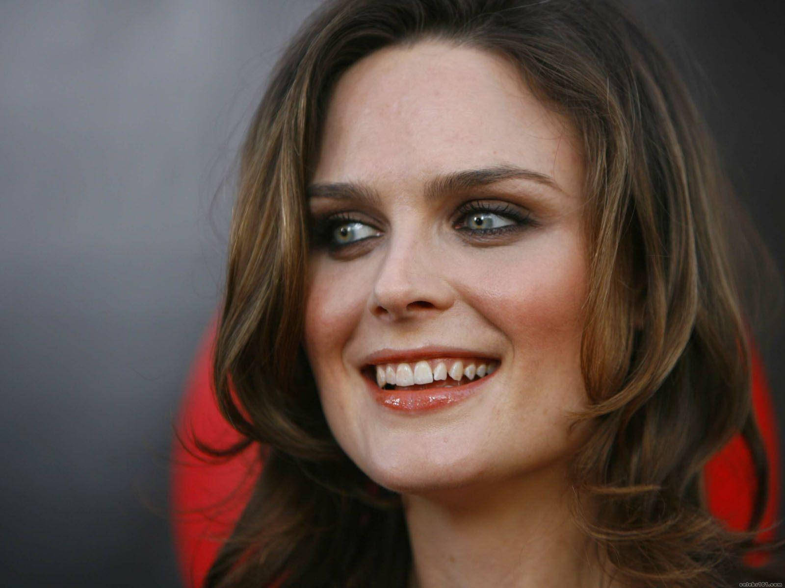 Celebrity Emily Deschanel Smiling Wallpaper