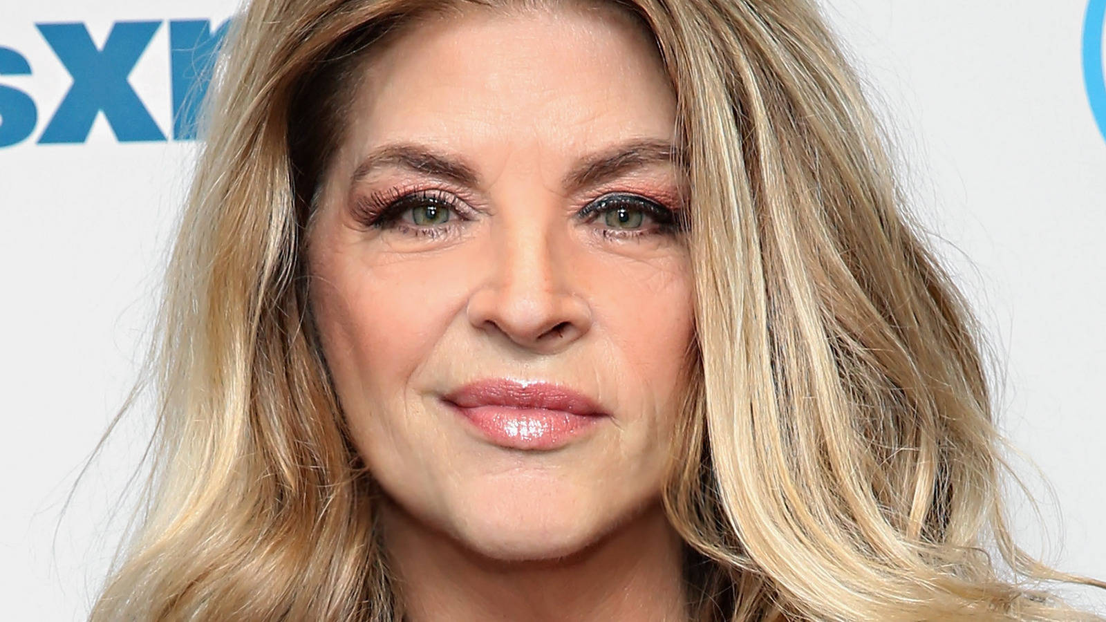 Celebrity Kirstie Alley In Sirius Xm Studios Wallpaper