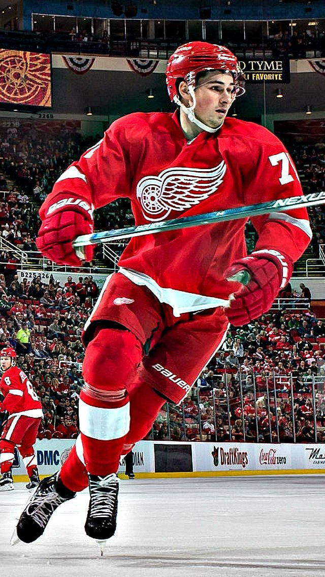 Center And Captain Dylan Larkin Wallpaper