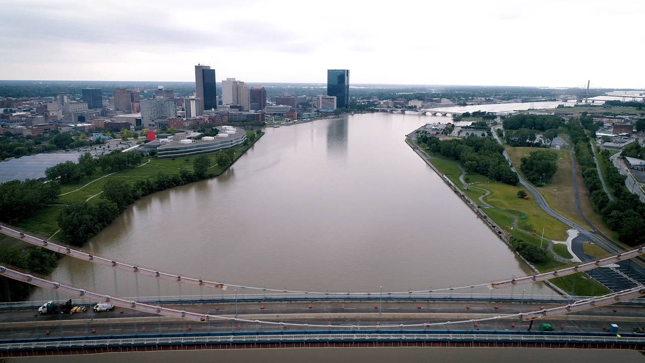 Center Of The Anthony Wayne Bridge In Toledo Wallpaper