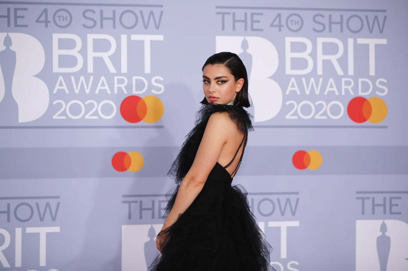 Charli Xcx Brit Awards 2020 Wallpaper