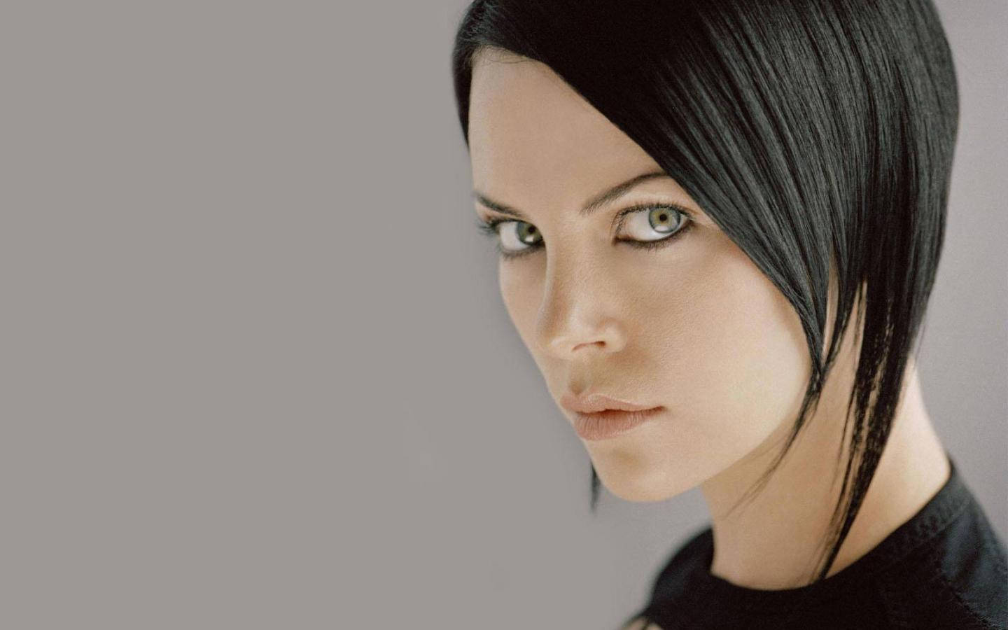 Charlize Theron In Aeon Flux Wallpaper