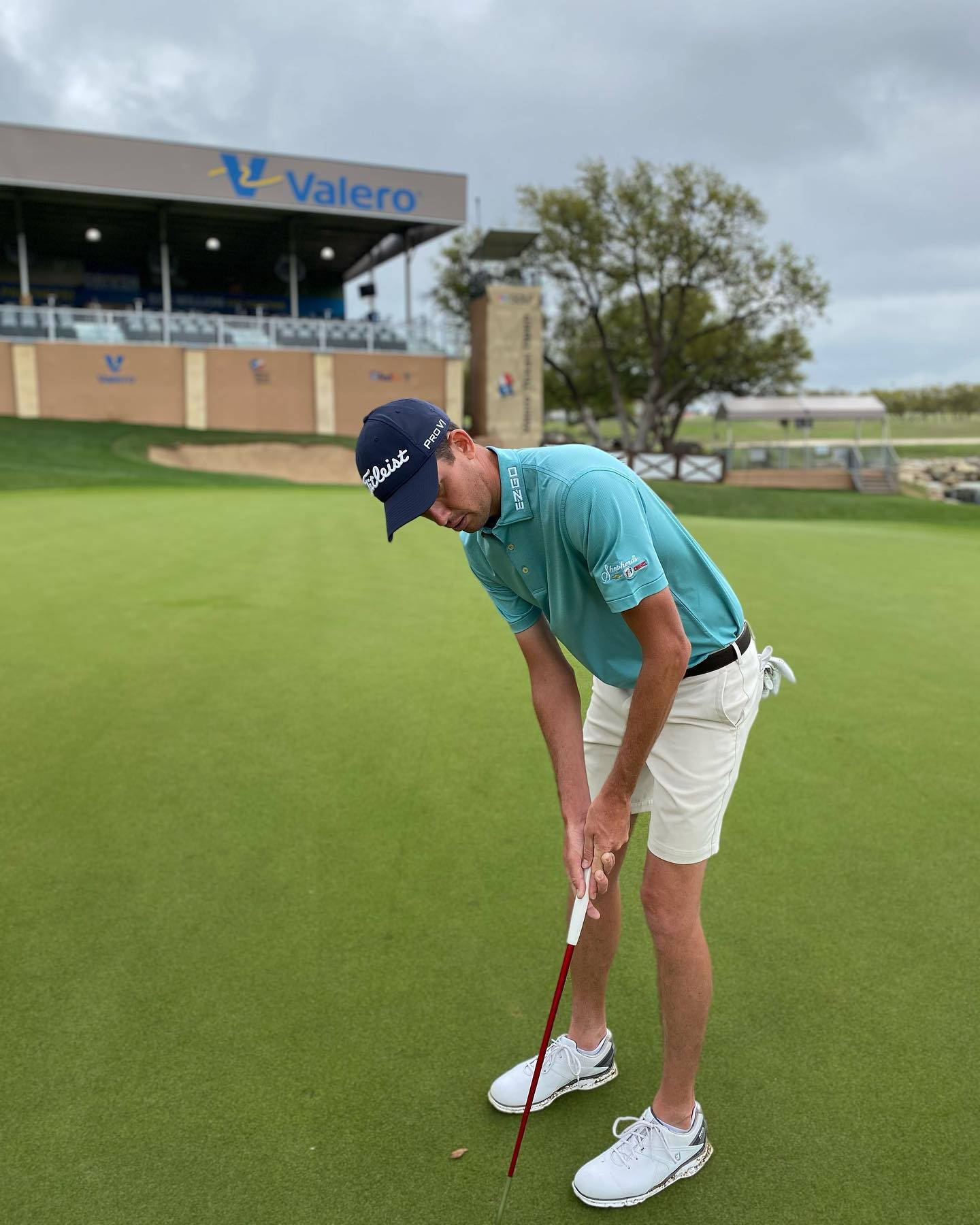 Chesson Hadley Gripping Golf Putter Wallpaper