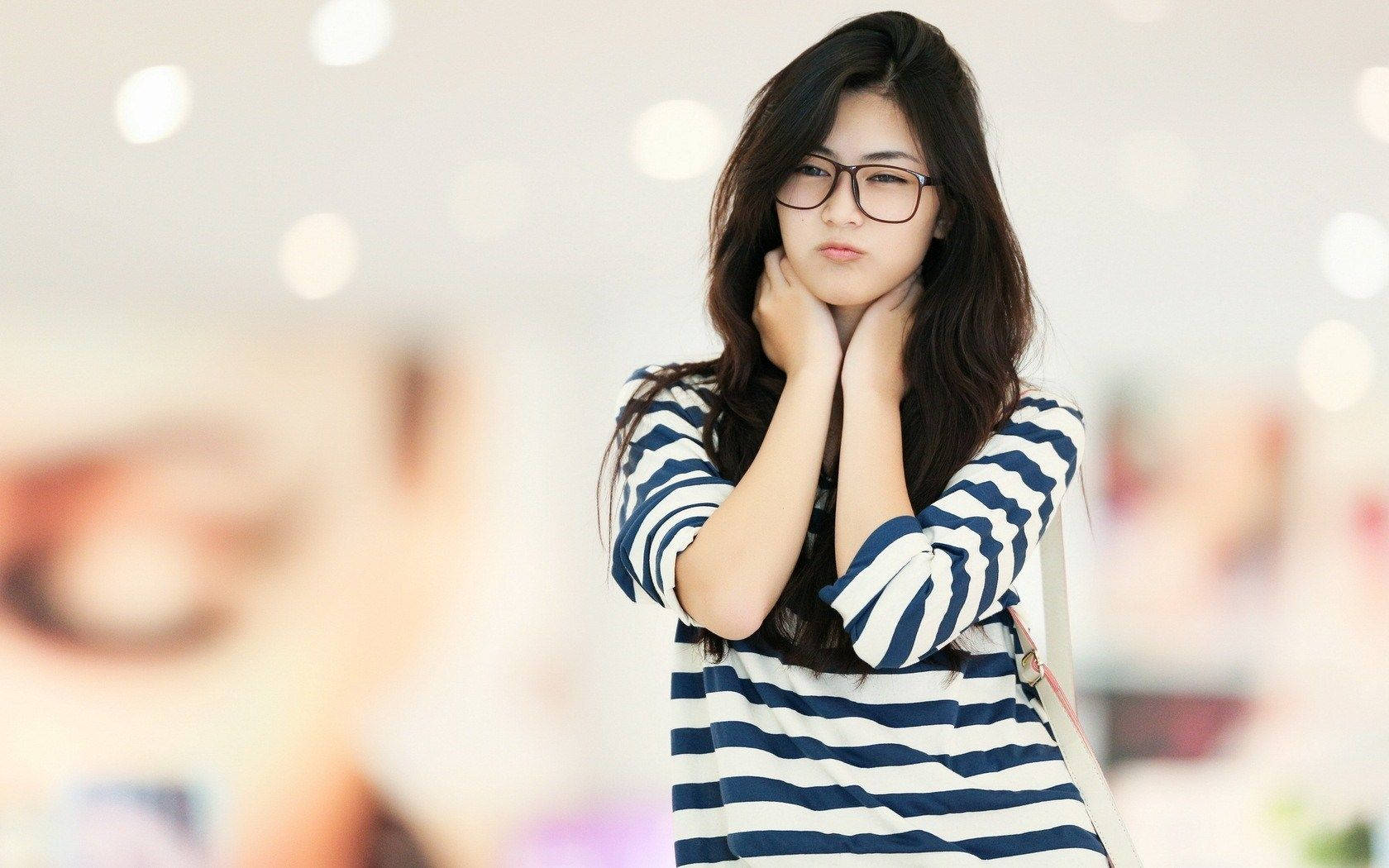 Chinese Girl Eyeglass Wallpaper