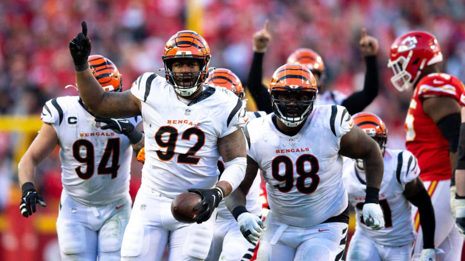 Cincinnati Bengals Bj Hill With Sam Hubbard And Dj Reader Wallpaper