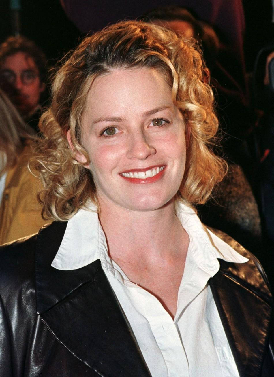 Close Up View Of Elisabeth Shue Smiling At The Camera Wallpaper