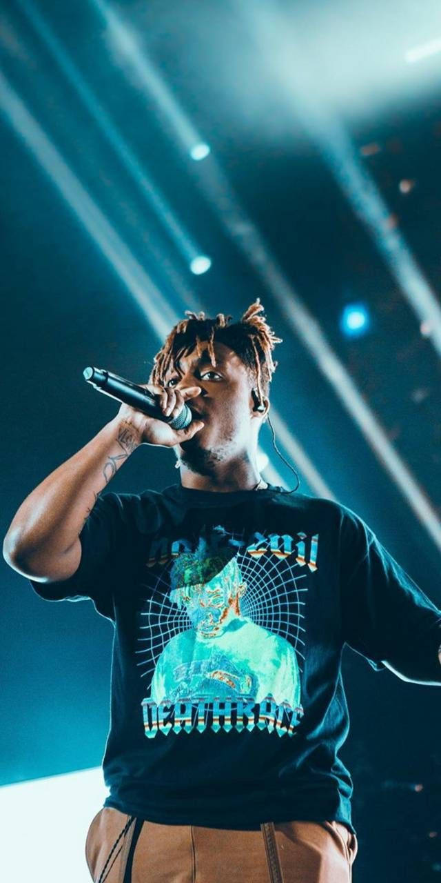 Cool Juice Wrld Singing During A Concert Wallpaper