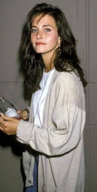 Courteney Cox Effortlessly Gripping A Bottle Wallpaper