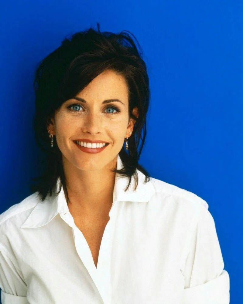 Courteney Cox On Blue Wallpaper