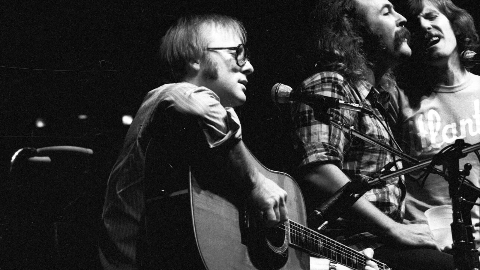 Crosby Stills And Nash Singing Together Wallpaper