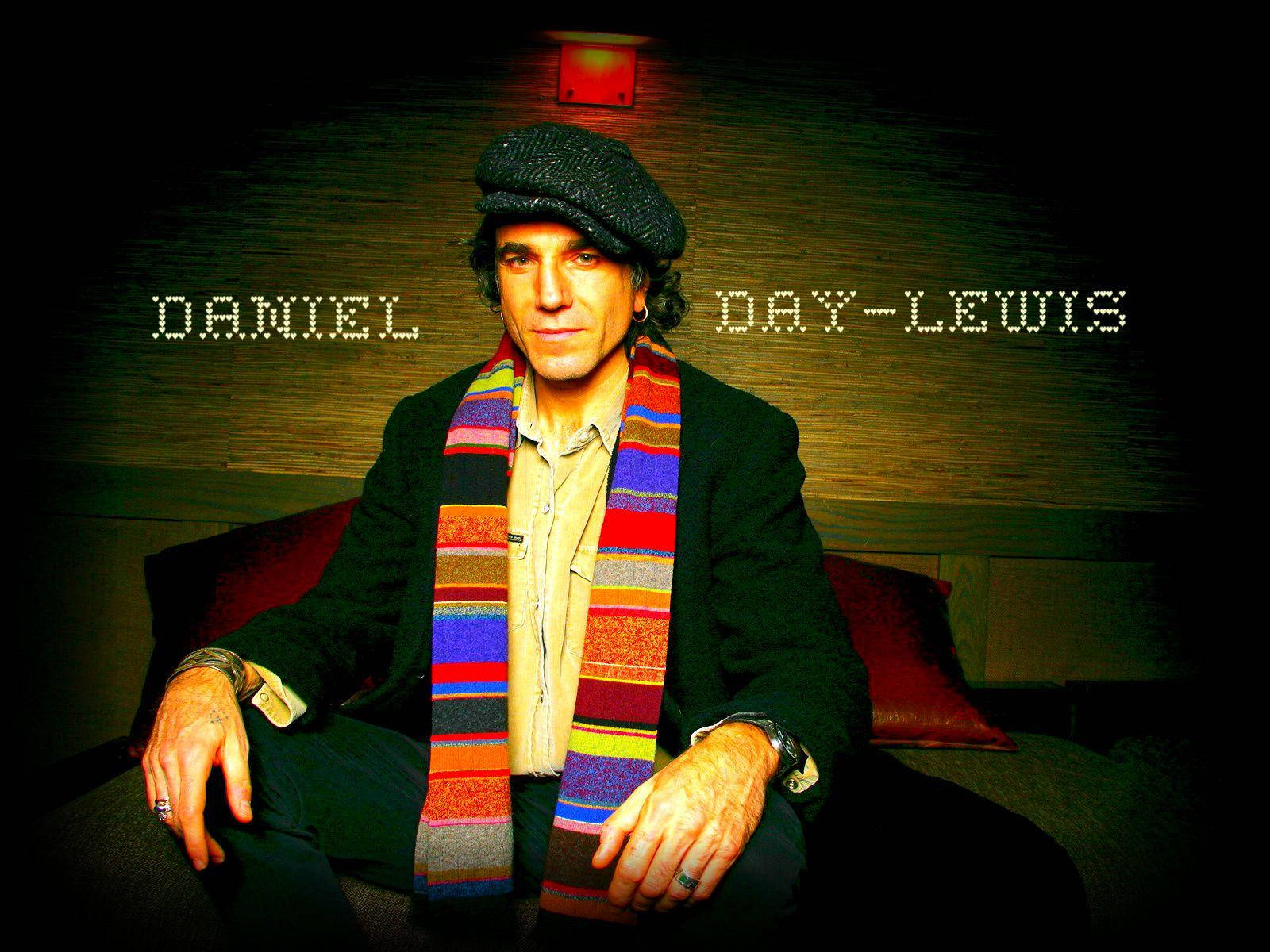 Daniel Day-lewis Smiling With A Scarf Wallpaper