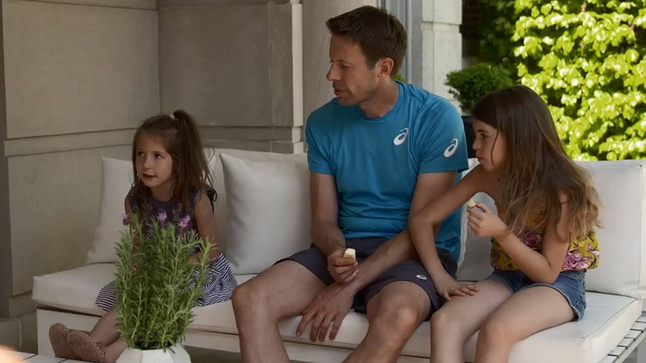 Daniel Nestor With Daughters Wallpaper