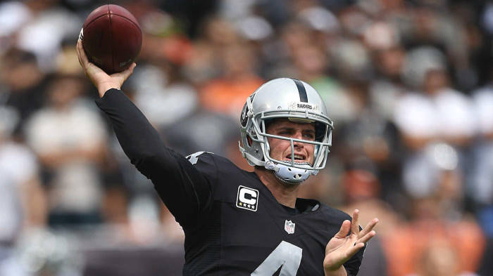 Derek Carr Mid-throw Wallpaper