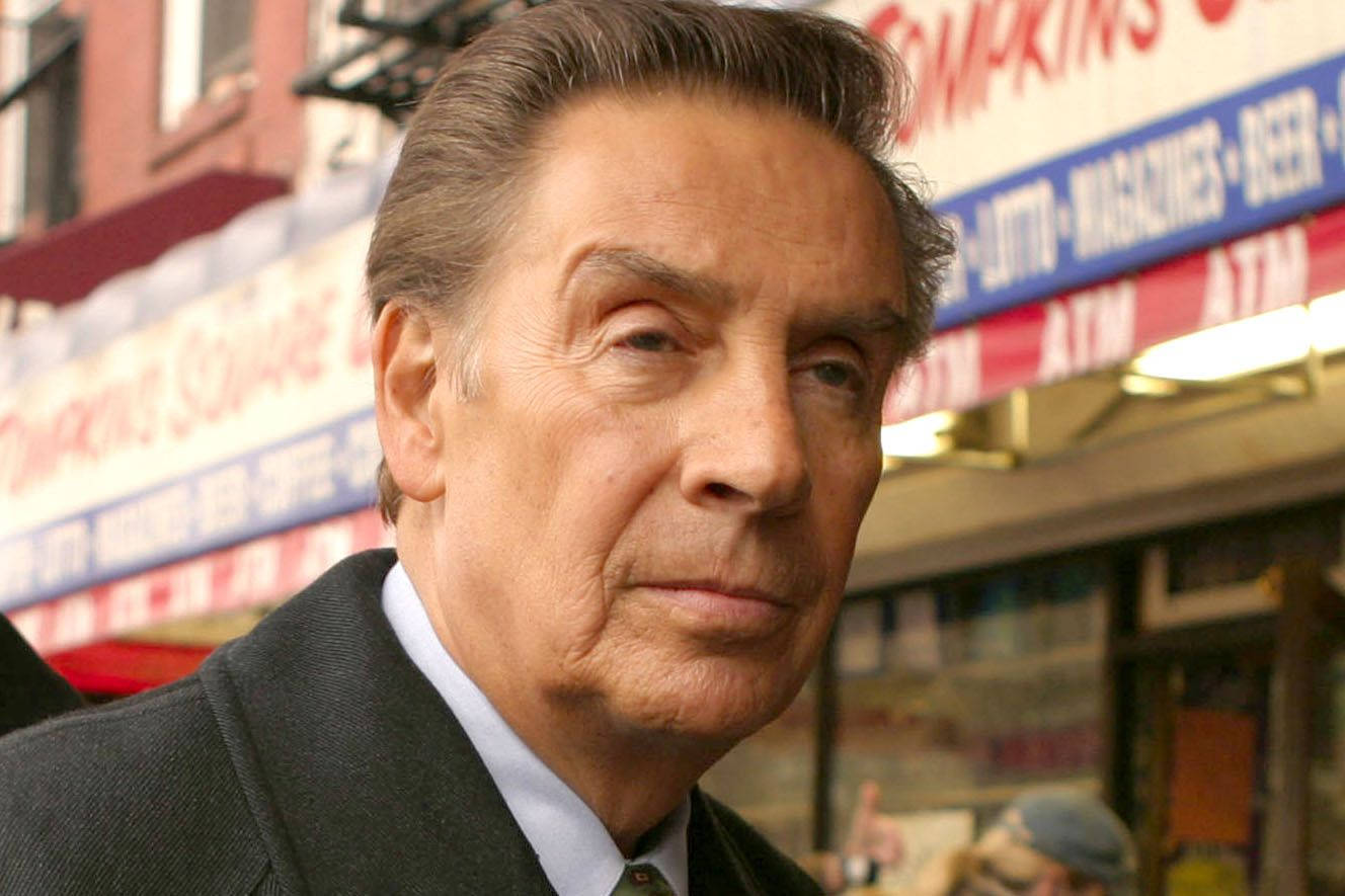 Distinguished American Actor Jerry Orbach In Character As Detective Lennie Briscoe Wallpaper