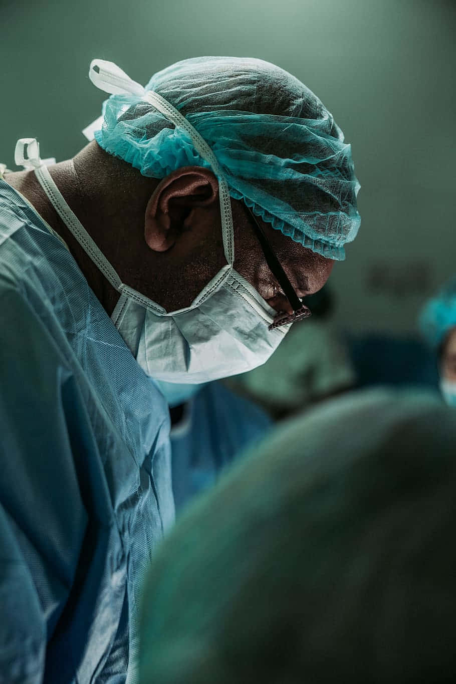 Doctor Utilizing Personal Protective Equipment In A Medical Setting Wallpaper