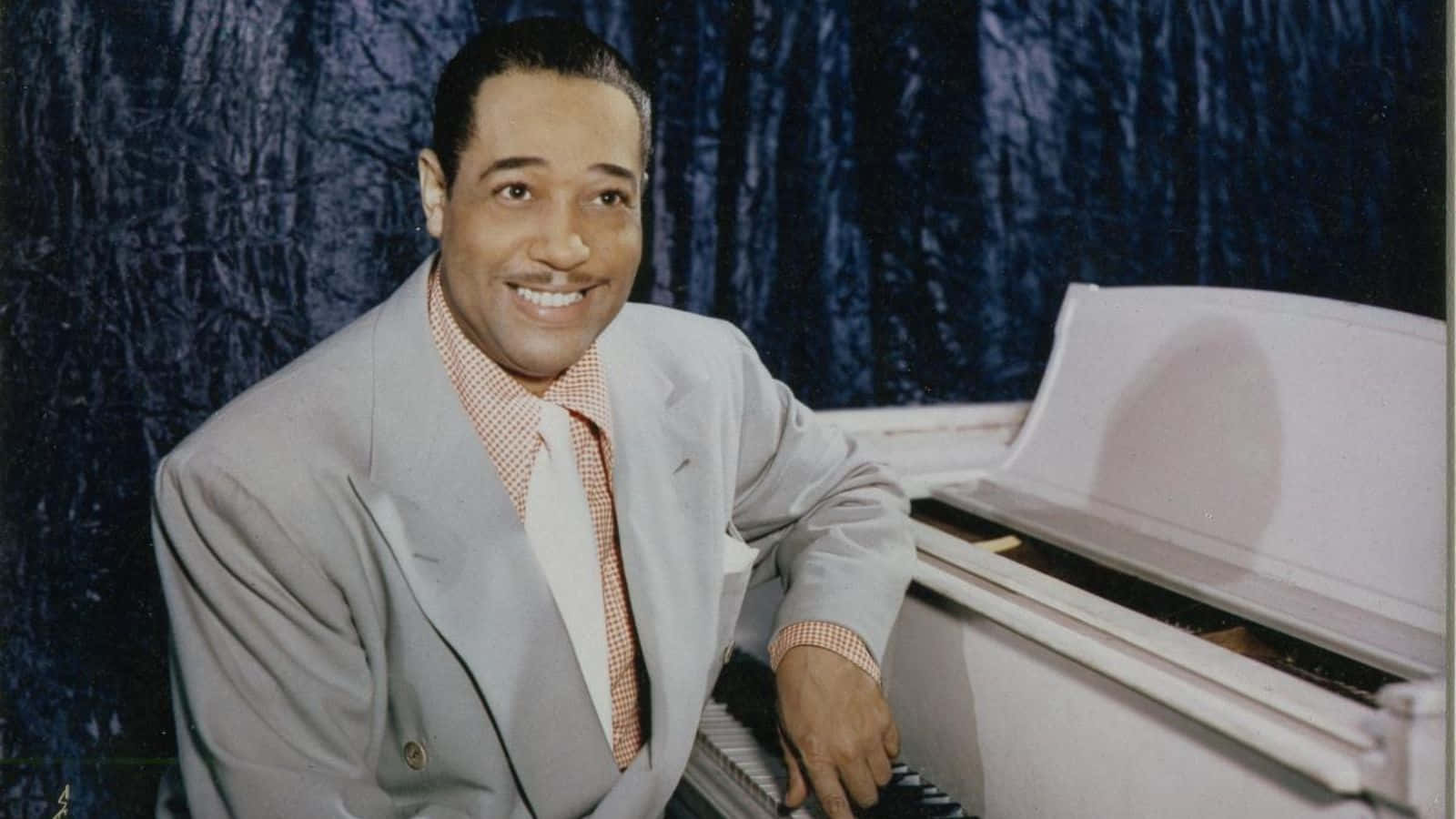 Duke Ellington Smilingat Piano Wallpaper