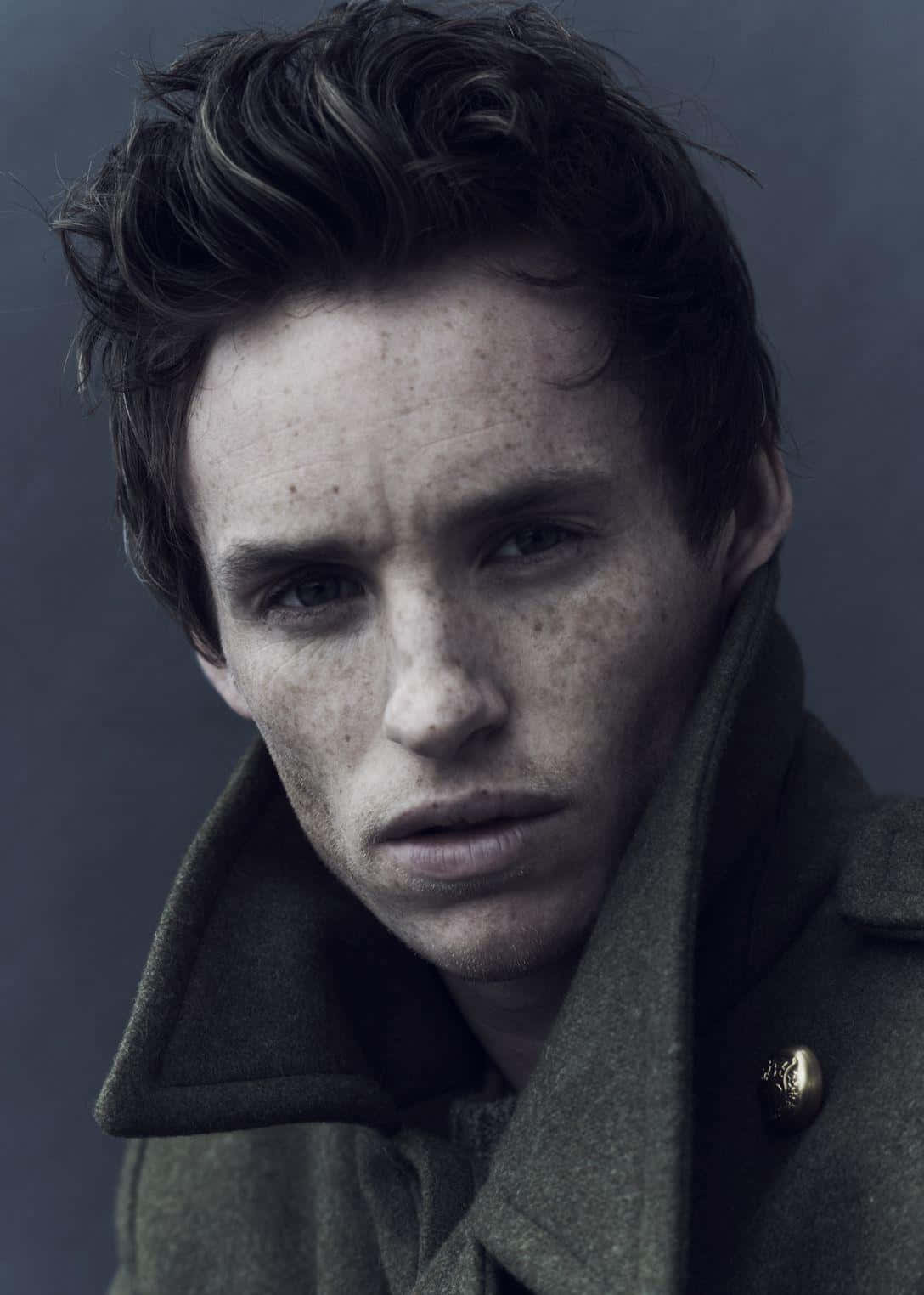 Eddie Redmayne Posing With His Iconic Smile Wallpaper