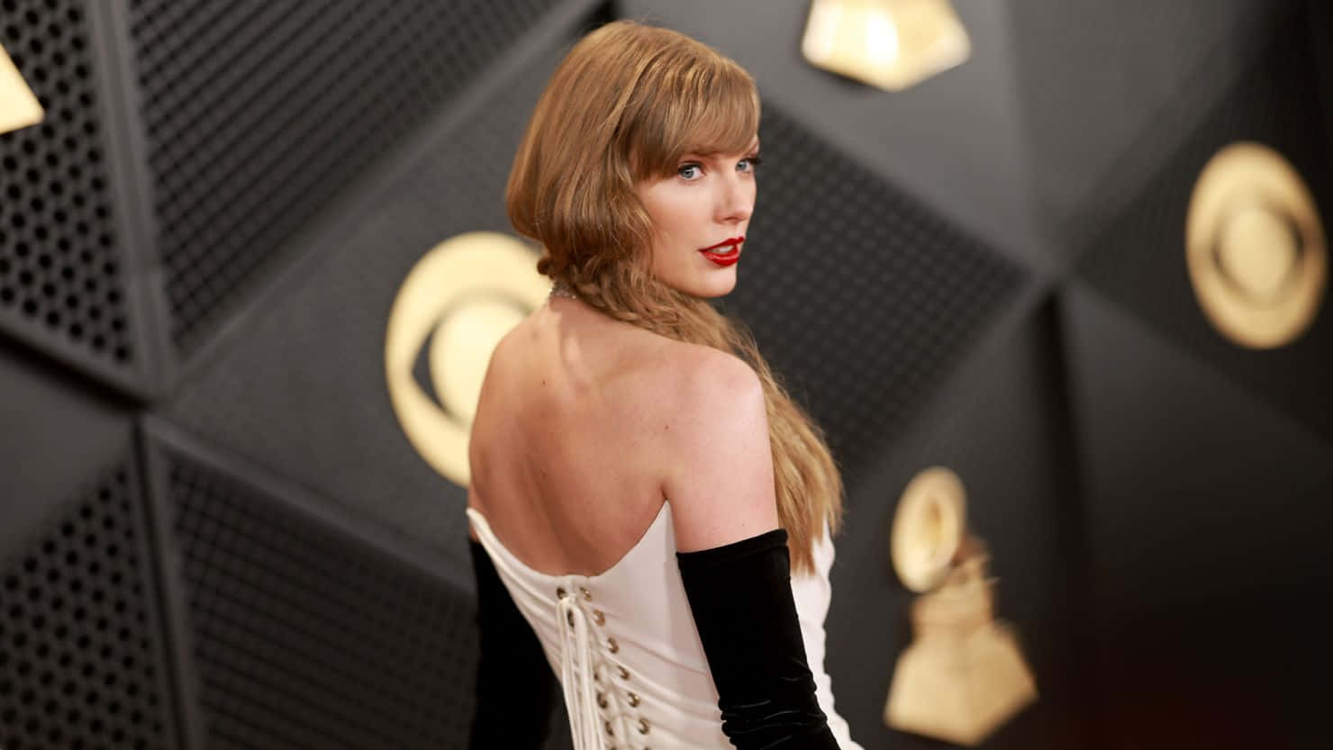 Elegant Celebrity Red Carpet Look Wallpaper