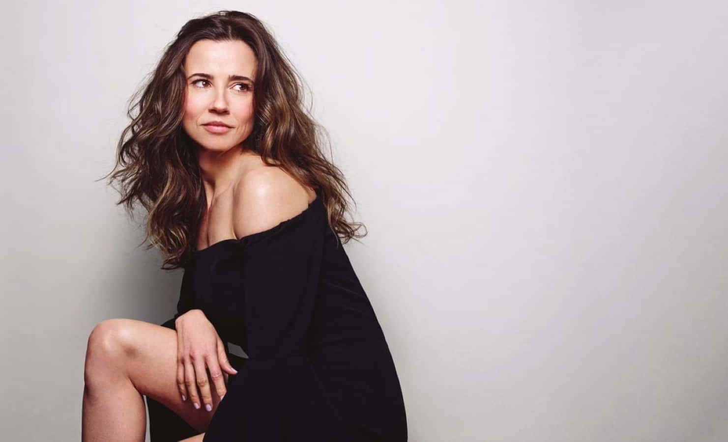 Elegant Linda Cardellini Posing In A Red-dress Wallpaper