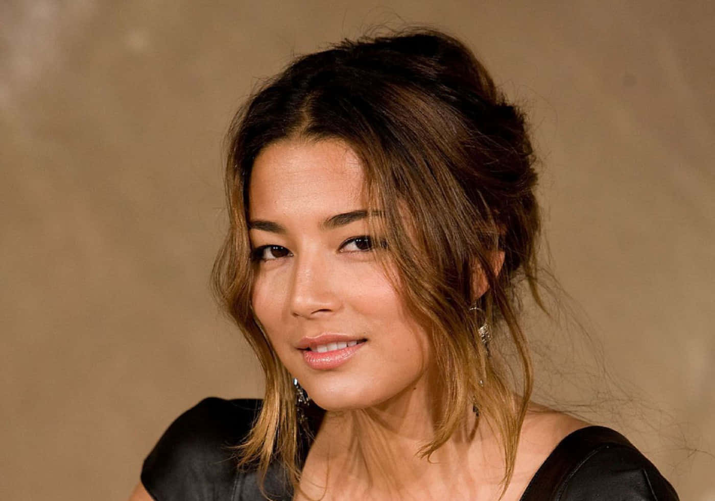 Elegant Portrait Jessica Gomes Wallpaper