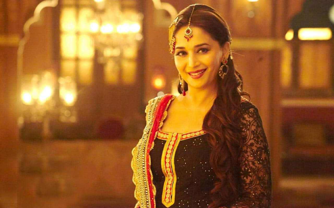 Elegant Traditional Attire Madhuri Dixit Wallpaper