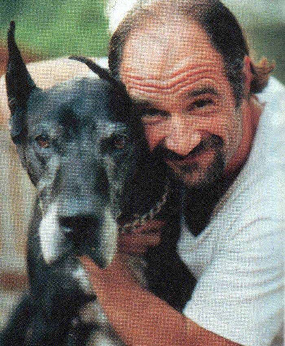 Elias Koteas Hugging A Dog Wallpaper