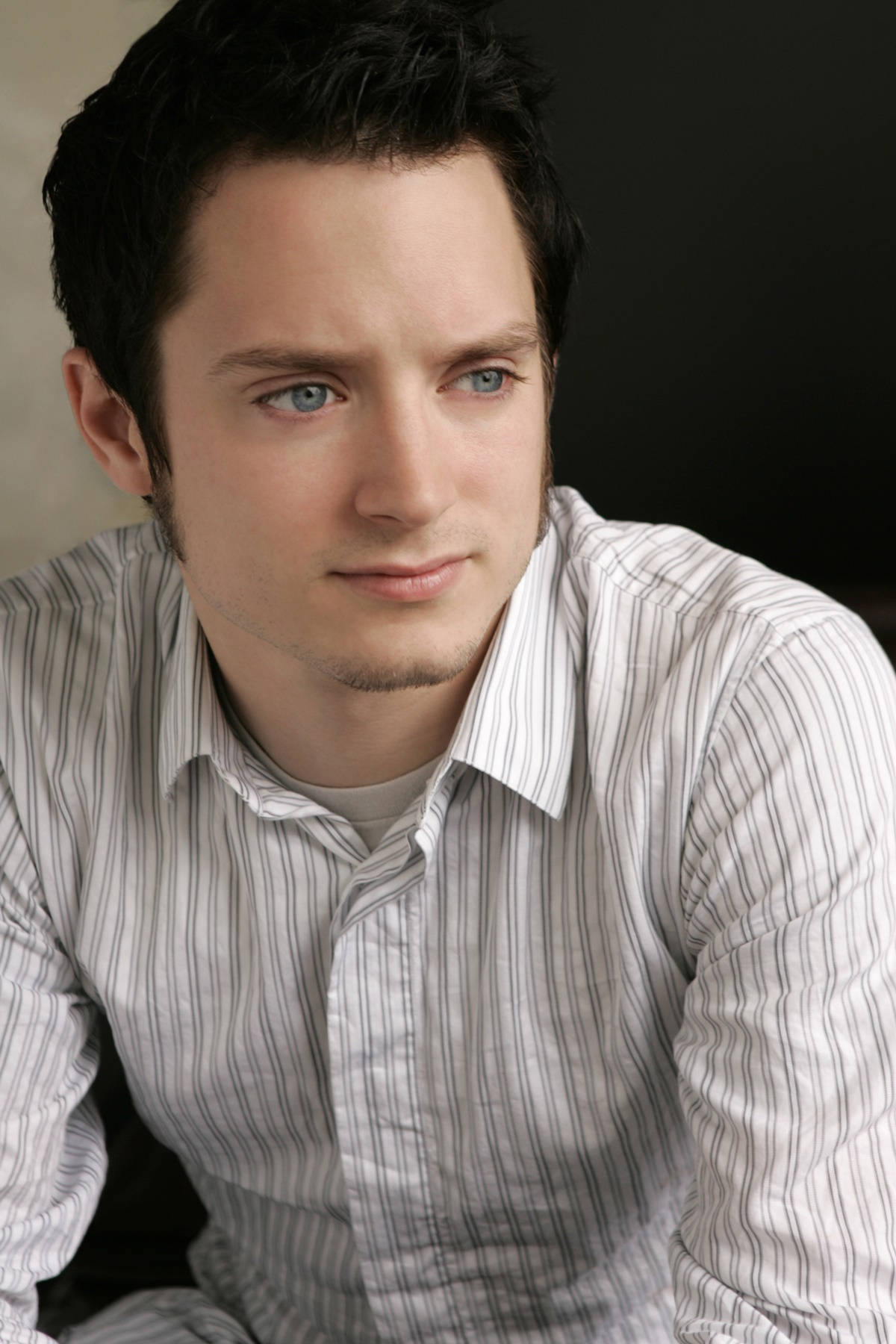 Elijah Wood Wearing A Striped Long-sleeve Polo Wallpaper