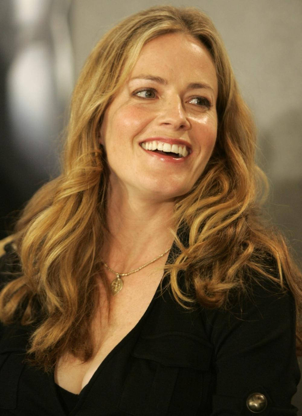 Elisabeth Shue With Long Dark Blonde Hair Smiling Wallpaper