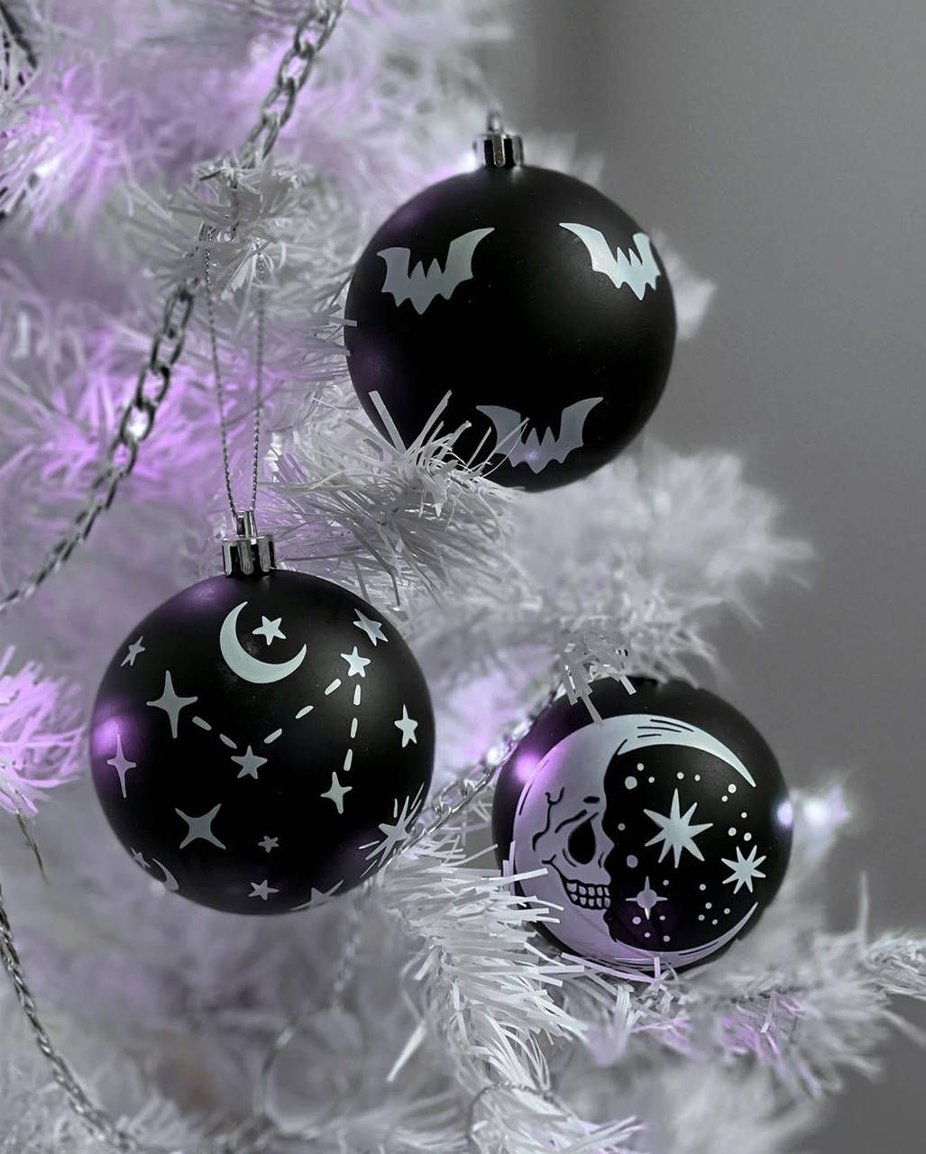 Enjoy A Gothic And Spooky Christmas With This Eerie Setting Wallpaper