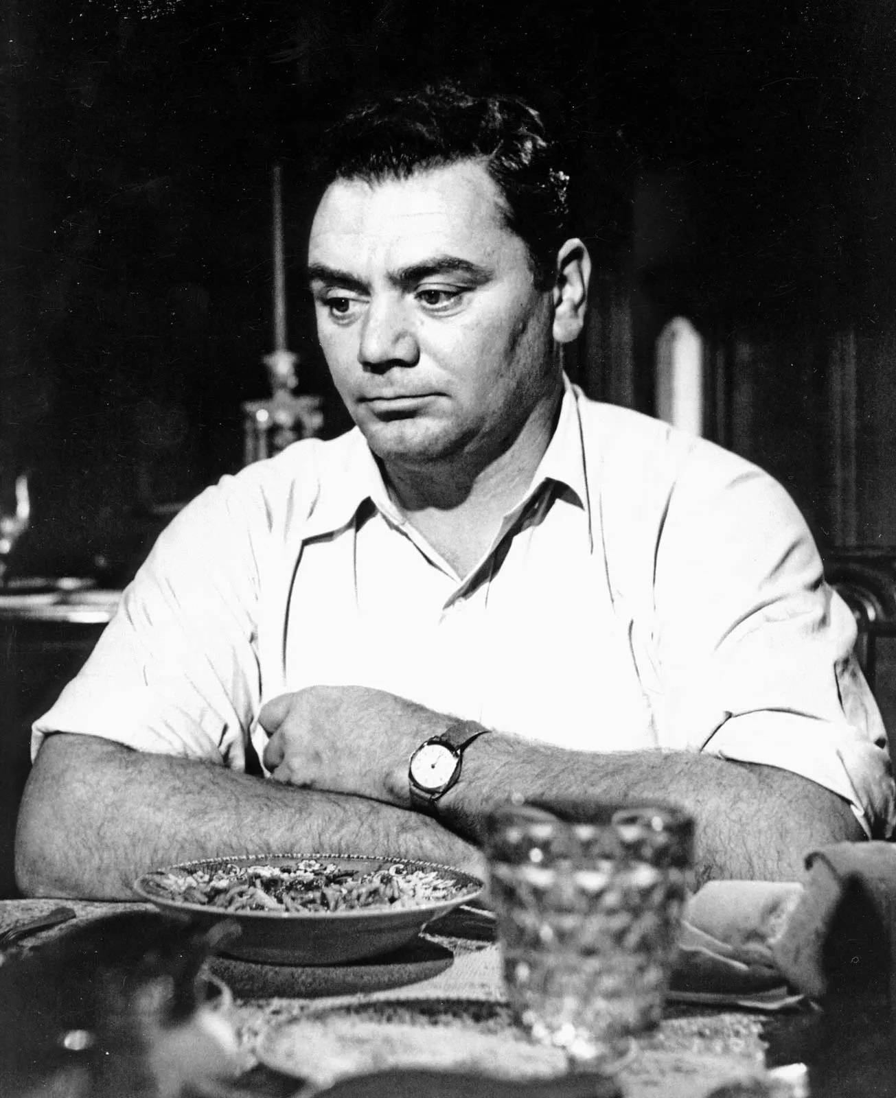 Ernest Borgnine Acting On Dinner Table Wallpaper