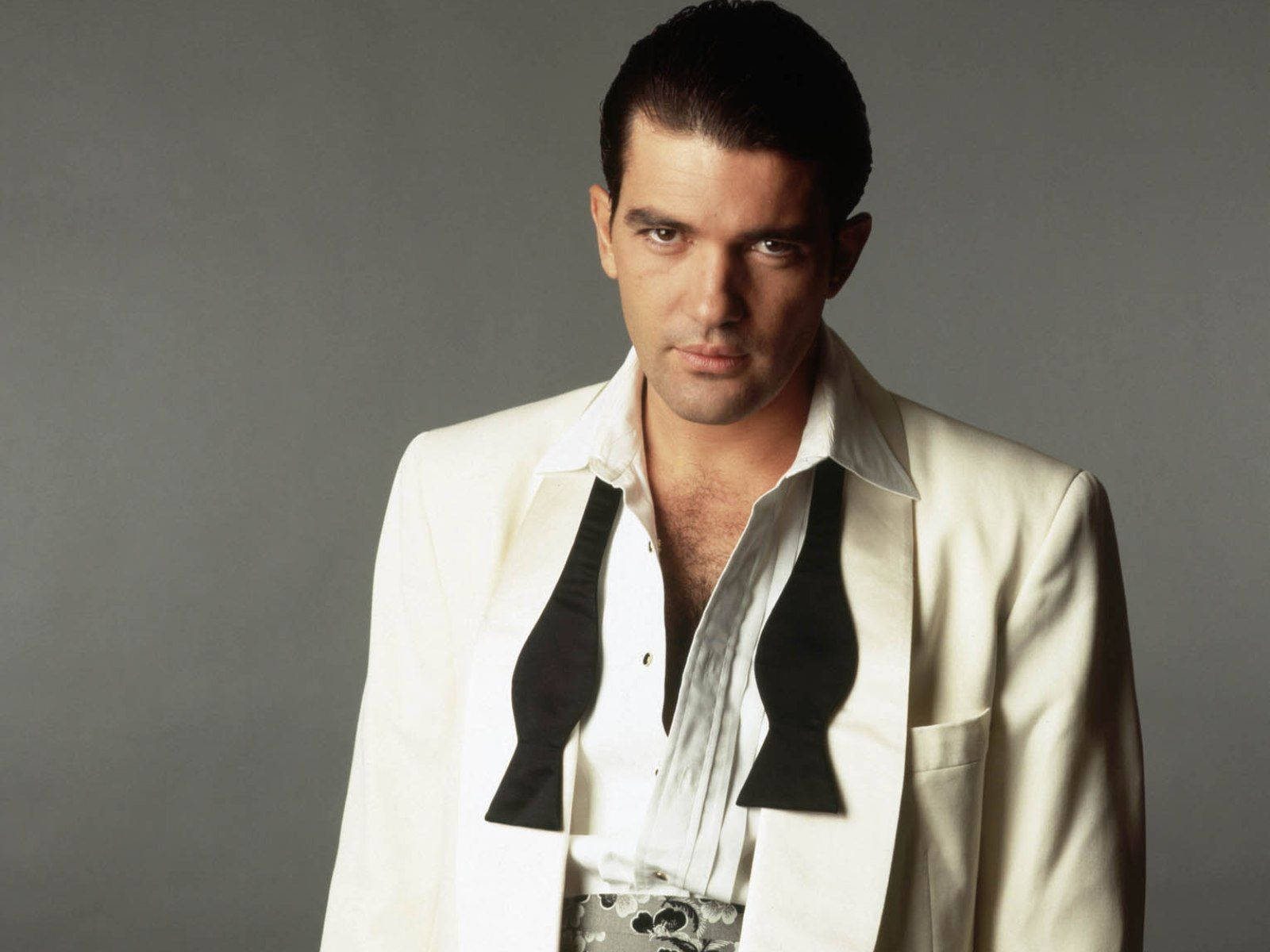 Esteemed Actor Antonio Banderas Wallpaper