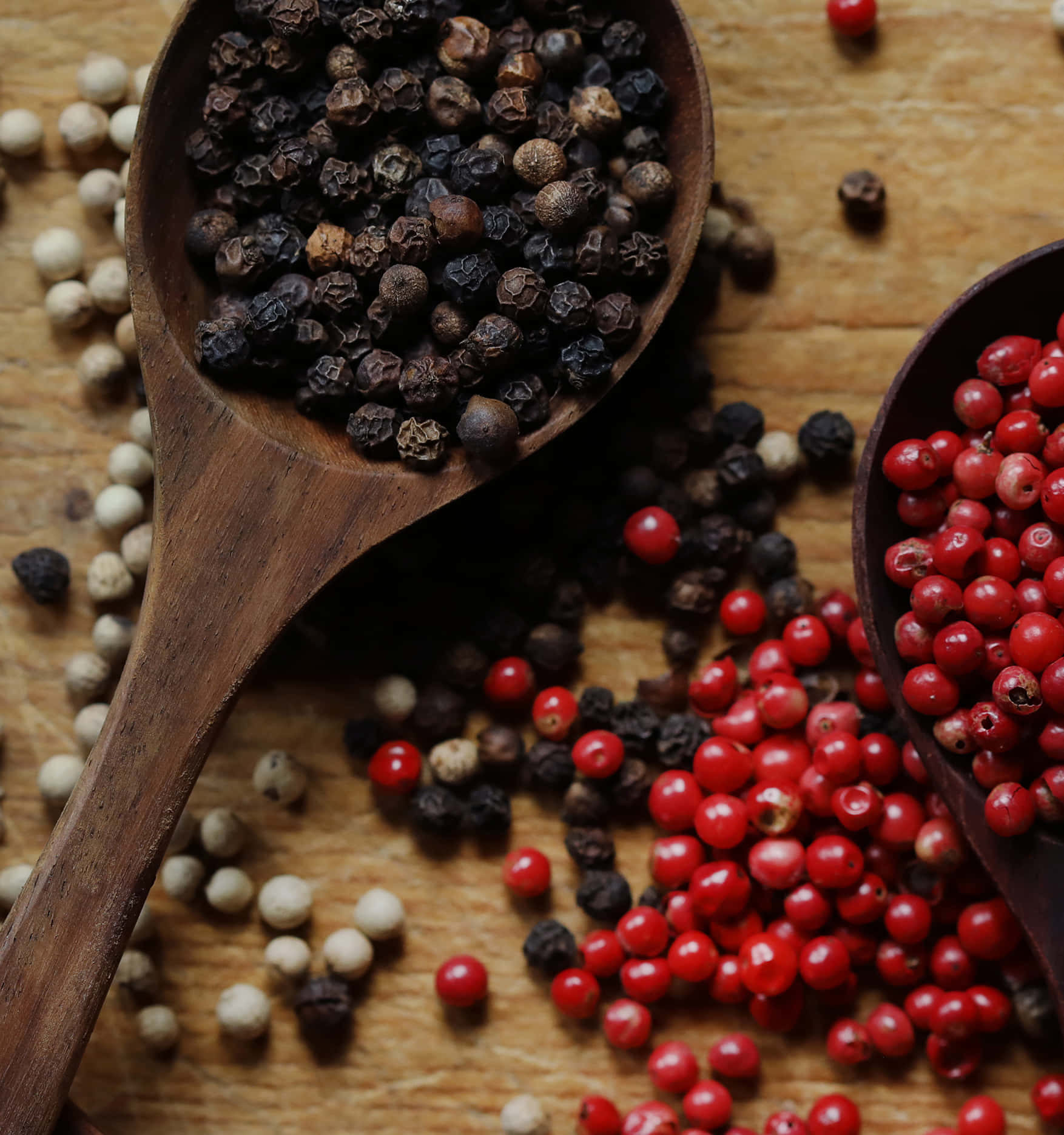 Exquisite Selection Of Spices - Black Pepper And Red Forest Cranberry Wallpaper