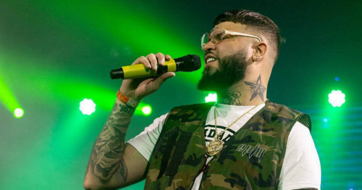 Farruko On Green Spotlight Wallpaper