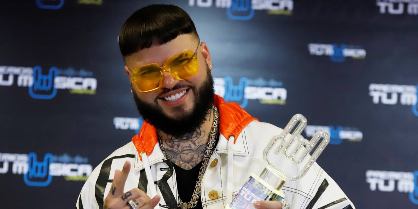 Farruko On Orange Glasses Wallpaper