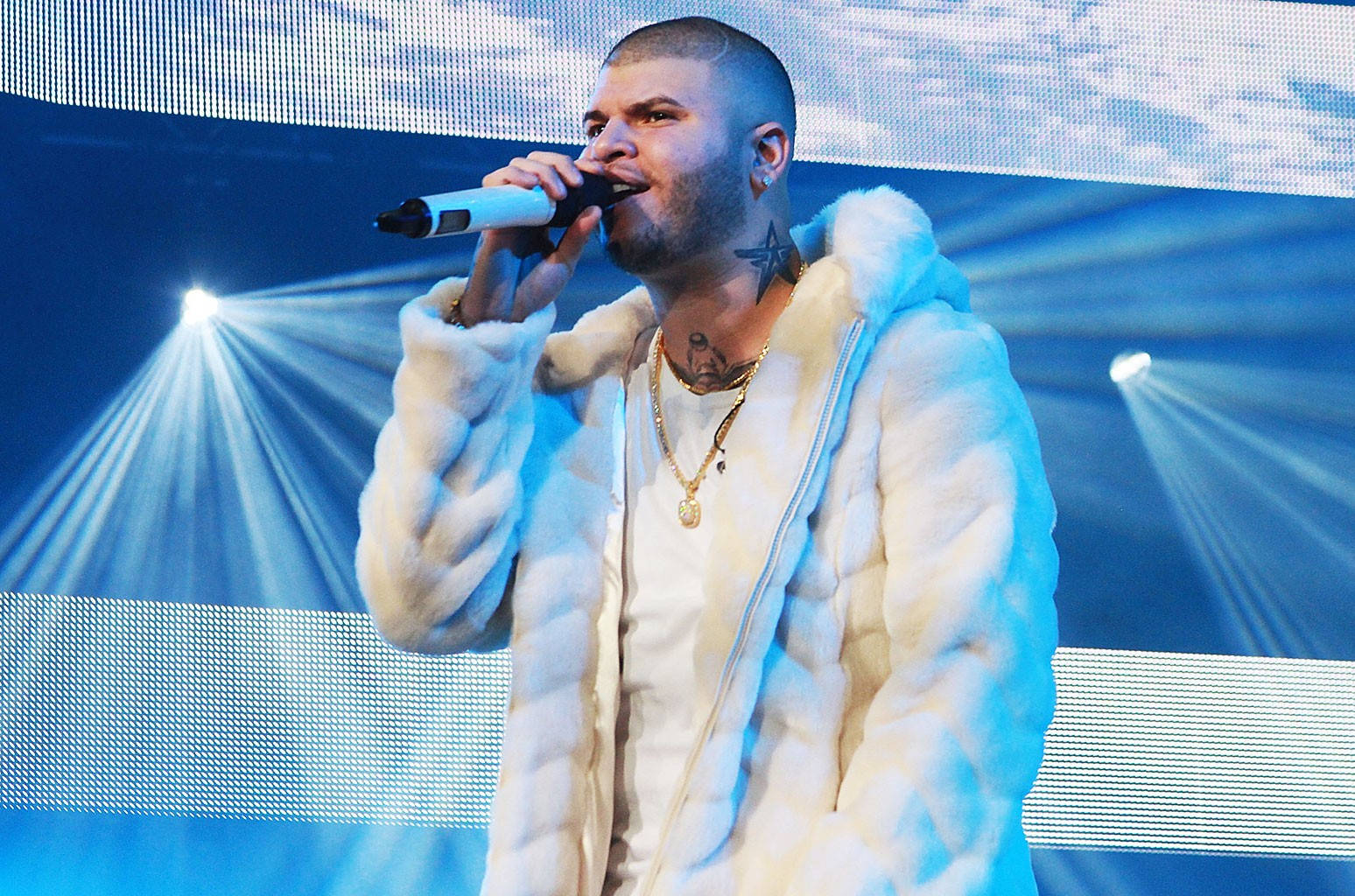 Farruko Wearing Soft Furry Jacket Wallpaper