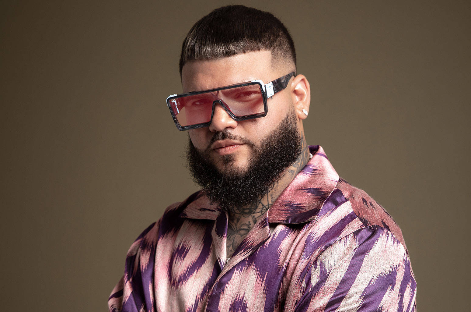 Farruko With Rectangular Glasses Wallpaper